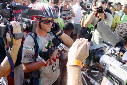 Imprensa cerca Antonio de la Rosa  capitão da Meridianoraid.com (foto: Cris Degani)