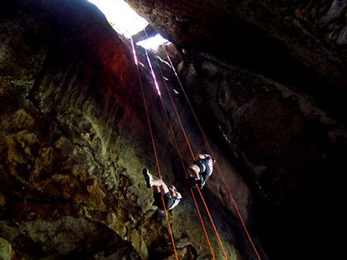 Campeã Meridianoraid.com no trecho de rapel na gruta do Lapão  um dos últimos desafios da prova. (foto: Wladimir Togumi)