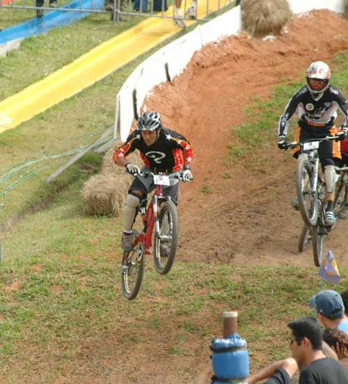 Urubu salta na frente de Markolf. (foto: Sérgio Shibuya/ZDL)