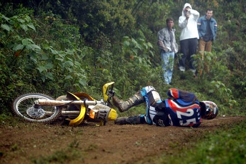 Tombos foram inevitáveis na pista lisa. (foto: André Chaco / Webventure)