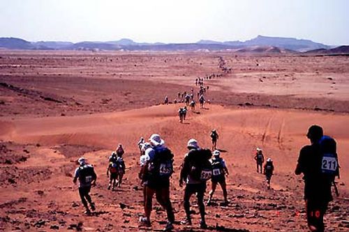 Cena da Marathon des Sables  que ocorre no deserto do Saara. (foto: Arquivo Carlos Sposito)