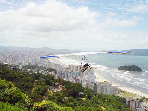 Piloto em vôo sobre morro de São Vicente (SP). (foto: Divulgação/FPVL)