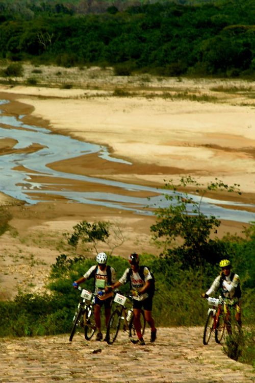 O esforço nas paisagens sem fim da Chapada resulta em poder e bem-estar na finalização de uma prova. Esta foto é do Ecomotion Pró 2003. (foto: Fernanda Preto / Webventure)