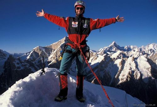 Waldemar Niclevicz no cume do Trango Tower. (foto: Marcelo Santos/Divulgação)