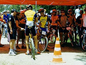 Revezamento de bikers no 12 Horas de 99 (foto: Luciana de Oliveira/ Arquivo Webventure)