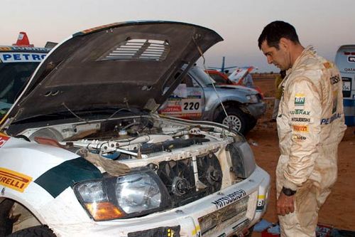 Klever Kolberg observa seu Mitsubishi Pajero Full após a 14ª etapa  quando teve problemas de embreagem. (foto: Vipcomm)