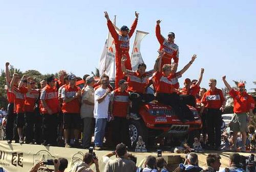 Festa para Peterhansel e Cottret na chegada a Dakar. (foto: Divulgação Mitsubishi)