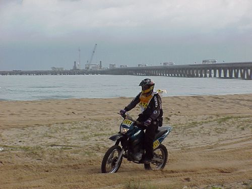 Moto na praia de Cumbuco. (foto: Luciana de Oliveira / Webventure)