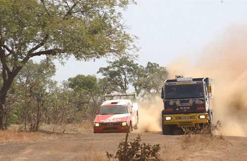 Carro da Nissan passa por caminhão  no 13º dia. (foto: Nissan/Divulgação)