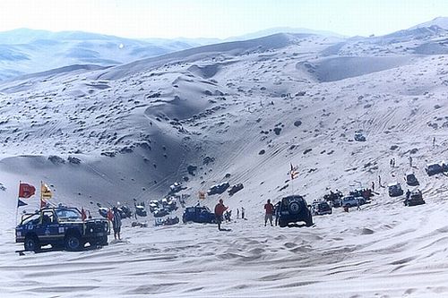 Veículos se tornam pequenos no meio do deserto. (foto: Raid Atacama/Divulgação)