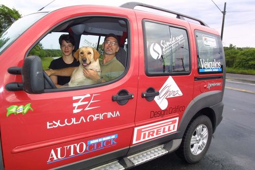 Pesquisadores acompanhados dos cães. (foto: Divulgação)