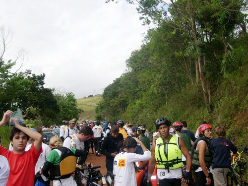 Área de transição: onde apoios  atletas e organização se misturam. (foto: Divulgação.)