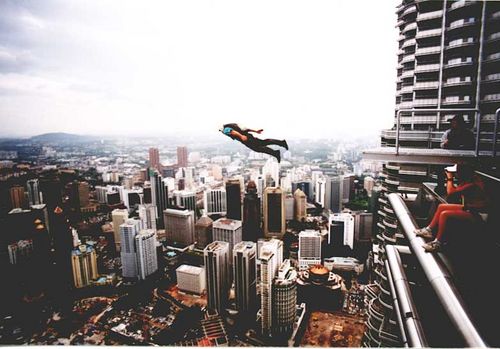 Sabiá durante o salto de um prédio na Malásia. (foto: Divulgação)