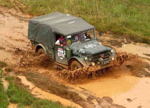 Não faltou lama no Raid do Batom de 2004. (foto: Paulo Pampolim/Divulgação)