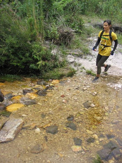 Travessia de riacho também fez parte da prova. (foto: Divulgação.)