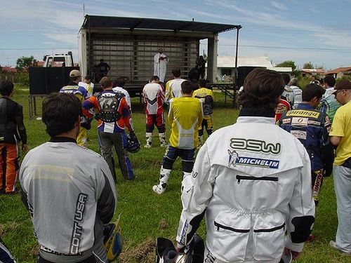 Padre Severino  também motoqueiro  comanda a oração dos pilotos de moto pouco antes do prólogo (foto: Gustavo Mansur)