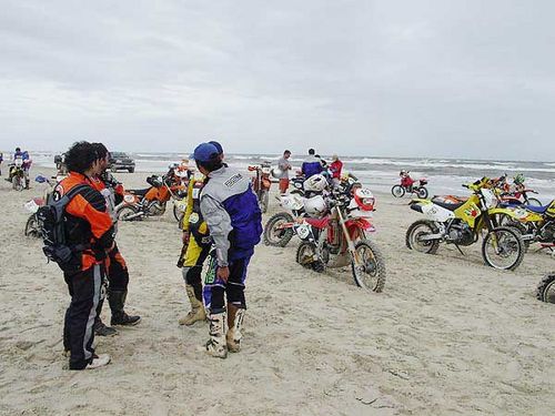 Sobreviventes das motos no fim do 1º dia. (foto: Gustavo Mansur/Webventure)