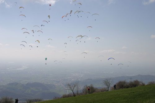 Céu é tomado de parapentes na 1ª etapa. (foto: PWC/Divulgação)