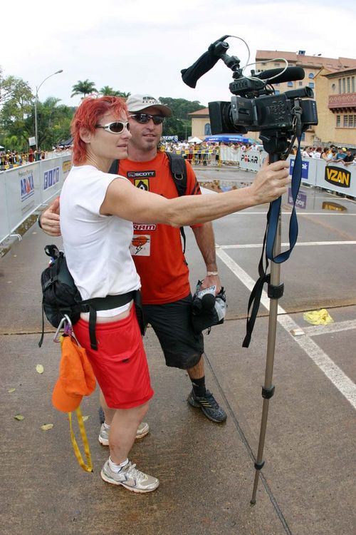 Renata Falzoni e Luciano KDRA Lancellotti durante gravação. (foto: Divulgação.)