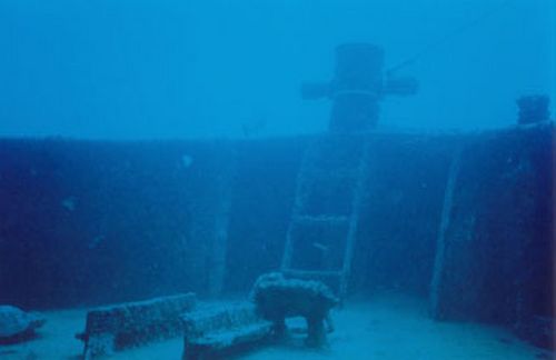 Objetos ainda presos no navio. Imagine se os mergulhadores os tirassem dali... (foto: Raul Guastini/Hyperion Diving)