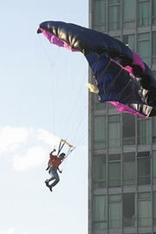 Sabiá durante seu salto  em pleno Congresso Nacional. (foto: Divulgação/Capital Jumping)