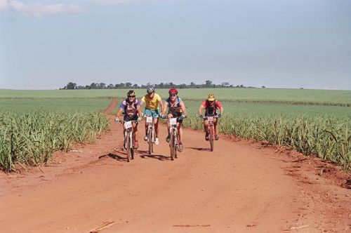 Prova teve 100km em meio a canaviais. (foto: Sandro Monteneri/Divulgação)