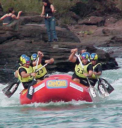 Canoar na Adventure Fair:foto em bote e cachoeira artificial e sorteio de descidas. (foto: Débora de Cássia/Arquivo Webventure)