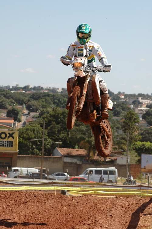 Jean Azevedo nos ares. (foto: Claudio Patto/www.webventure.com.br)