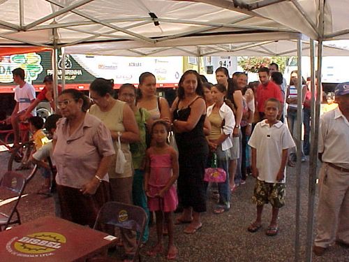 Comunidade aguardando o início do atendimento médico (foto: Patricia Croci)