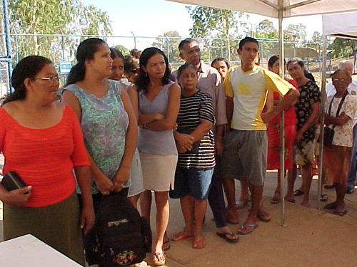 Mulheres na fila para atendimento ginecológico (foto: Patricia Croci)