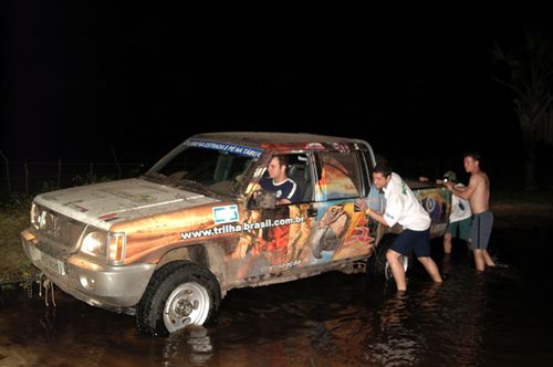 Pickup da Ação Social atolada no Maranhão. (foto: Patricia Croci)