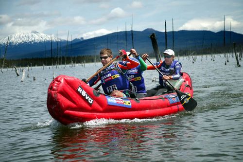 Embarcação usada no trecho de canoagem do Raid Series. (foto: Divulgação)