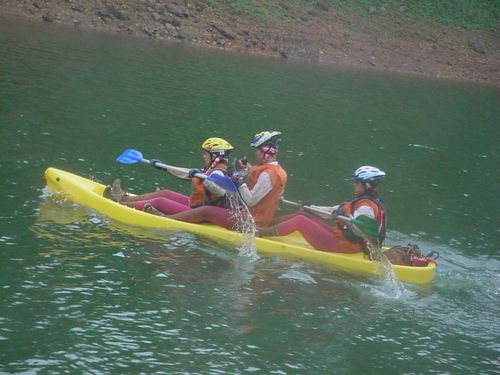 Equipe feminina As Penélopes  no trecho de canoagem. (foto: Divulgação)