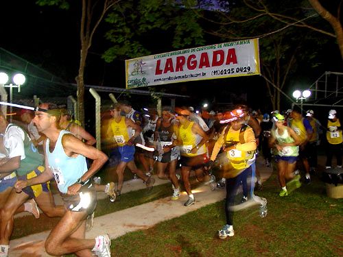 A largada aconteceu quando o sol já tinha partido. (foto: Acácia Catalani)