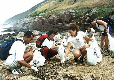 Os voluntários puderm perceber o descaso pela limpeza das praias (foto: Trilharte/Divulgação)