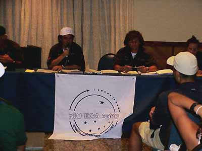 Laurent Maubré (esq.) inicia o briefing final da Rio Eco 2000. (foto: André Pascowitch)