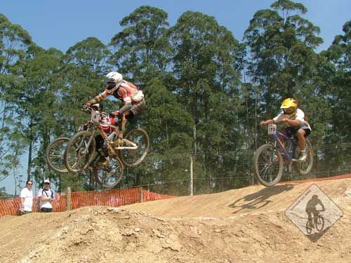 Os saltos agitaram o público presente. (foto: Amigos da Bike)