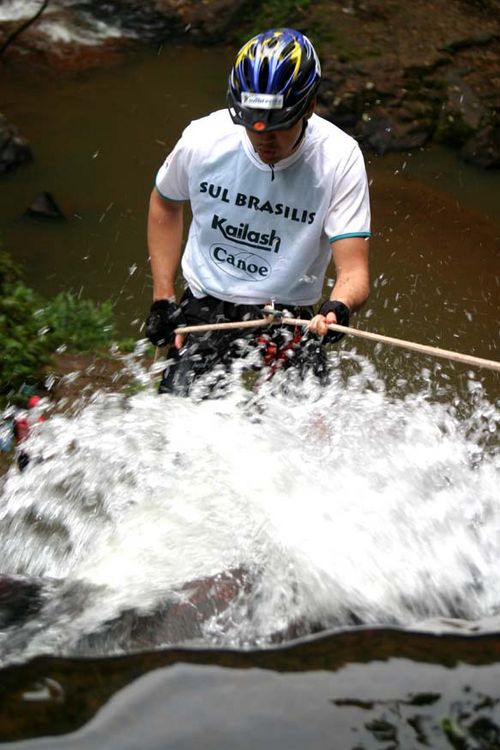 O rapel foi realizado no meio de um trecho de trekking. (foto: Zé Roberto/Sul Brasilis)