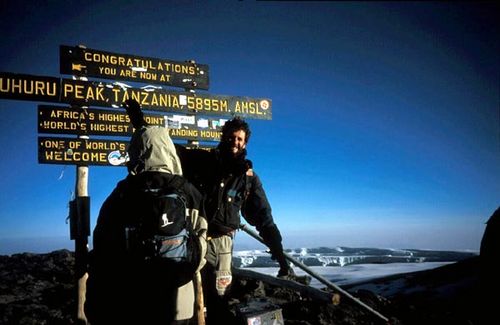 Fabio no cume do Kilimanjaro (foto: Helena Coelho)