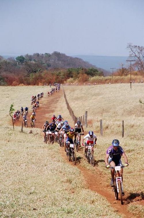 Fila de bikers na briga pelo melhor resultado. (foto: Sandro Monteneri)