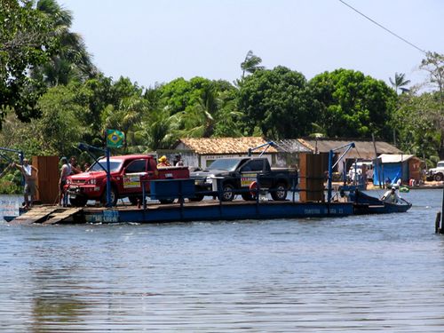 Travessia dos carros do rali em balsa no rio Preguiça (foto: Daniel Costa/ www.webventure.com.br)