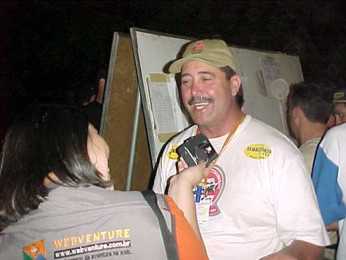 Nilo de Paula concede entrevista ao <i>Webventure</i> após Rally dos Sertões em 2002 (foto: Arquivo Webventure)” /><br />
Nilo de Paula concede entrevista ao <i>Webventure</i> após Rally dos Sertões em 2002 (foto: Arquivo Webventure)</div>
<p>O Circuito Webventure de Palestras tem continuidade na quarta dia 29/9, na cidade de São Paulo, com o tema <i>Lama, poeira e adrenalina: saiba tudo sobre rali com a equipe Território 4×4.</i>. As inscrições estão abertas e podem ser feitas gratuitamente no Webventure. Esta é a quinta apresentação do ano.</p>
<p>Os palestrantes são Ricardo Domingues e Nilo de Paula, da equipe de rali Território 4×4, que correm o Campeonato Brasileiro de Rali Cross-country com um caminhão F-4000. A experiência deles abrange ainda a participação no Rally Internacional dos Sertões e Copa Baja.</p>
<p>Durante a palestra, que começará as 20h30, eles vão explicar o que é o rali cross-country, como está o off-road no Brasil, como um interessado pode começar no rali, qual a preparação do carro, como é montada uma equipe, o desenvolvimento de estratégias na equipe, a interpretação dos briefings antes da prova, como é o preparo psicológico, além de esclarecer às dúvidas dos espectadores.</p>
<p>Ricardo é piloto e corre em ralis desde 2002. Tem muita experiência com apoio, pois é irmão de Edu Piano, também piloto de rali. Já Nilo está há 22 anos no rali e é um dos primeiros navegadores profissionais do esporte. Ele recebe salário das equipes pelos quais trabalha e soma à sua experiência a organização de ralis e equipes de rali.</p>
<p>A palestra é gratuita e será realizada no auditório da academia Competition, na Rua Cincinato Braga, 520, em São Paulo. Para se inscrever, <a href=http://www.zone.com.br/index.php?destino=cp2004_palestra target_blank>acesse o cadastro no <i><b>Webventure</b></i></a>.</p>
<p><b>Serviço</b><br />Evento: Circuito de Palestras do Webventure<br />Data: quarta (29/9)<br />Horário: 20h30<br />Tema: Lama, poeira e adrenalina<br />Palestrantes: Ricardo Domingues e Nilo de Paula<br />Local: Academia Competition, em São Paulo (SP)<br />Endereço: Rua Cincinato Braga, 520<br />Entrada: gratuita</p>
<p><strong><em>Este texto foi escrito por: Webventure</em></strong></p>
<div class=