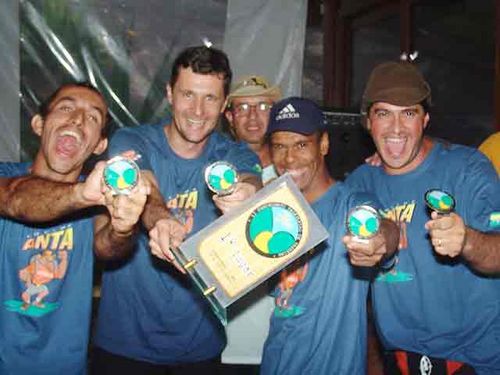 Equipe Anta Cerâmica exibe o troféu de campeão. (foto: Elias Luiz/Divulgação)