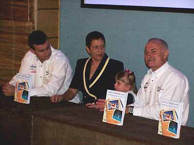 Família reunida na coletiva de hoje cedo (da esq. para dir.: David  Heloisa  Kat e Vilfredo). (foto: André Pascowitch)