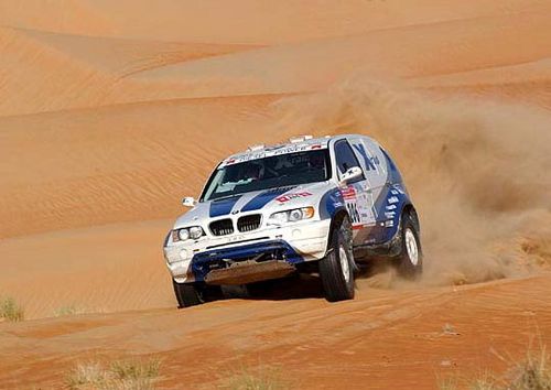 Al Mutaiwei  dos Emirados Árabes  durante a etapa desta quarta (foto: Divulgação / UAE Desert Challenge)