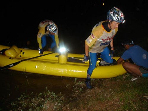 Equipe Quasar Lontra chegando de duck no posto de controle 9  já de noite. (foto: Camila Christianini/ www.webventure.com.br)