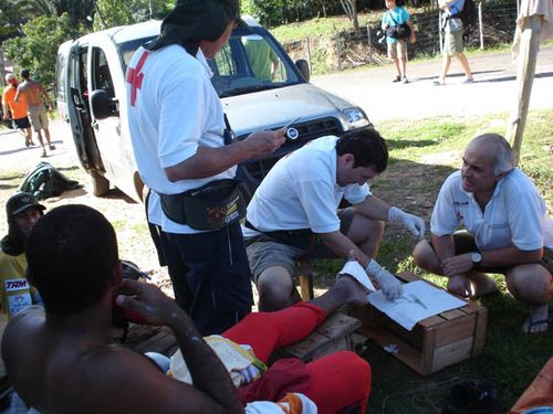 Equipe médica atende o atleta André Sá. (foto: Camila Christianini/ www.webventure.com.br)