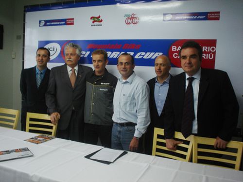 João Carlos Andrade  diretor da etapa brasileira da Copa do Mundo (<i>ao centro</i>)  durante coletiva de lançamento do evento. (foto: Camila Christianini/ www.webventure.com.br)” /><br />
João Carlos Andrade  diretor da etapa brasileira da Copa do Mundo (<i>ao centro</i>)  durante coletiva de lançamento do evento. (foto: Camila Christianini/ www.webventure.com.br)</div>
<p>Os amantes do mountain bike já podem comemorar. Uma das etapas da Copa do Mundo de Mountain Bike 2005 será realizada no Brasil, nos dias 2 e 3 de julho, em Balneário de Camboriú, em Santa Catarina.</p>
<p>Estamos felizes porque depois de três anos estamos concretizando esse feito, disse João Carlos Andrade, presidente da Federação Catarinense de Ciclismo e diretor geral da etapa brasileira da Copa do Mundo.</p>
<p>Serão disputadas as modalidades Downhill (descida de montanha), Cross-country (circuito formado por trilhas e estradas com percurso mínimo de 6 km) e Four X (descida em circuito curto de aproximadamente 300 metros com baterias de quatro ciclistas). </p>
<p>Toda a estrutura do evento será montada no Parque Unipraias, que foi parceiro da 1ª etapa do Campeonato Downhill Catarinense neste ano. João Carlos Andrade ainda não tem o número exato de quanto será investido no evento, que deverá comportar atletas de mais de 20 países, convidados e imprensa. Investimos somente a paciência durante esses três anos, disse. Agora vamos correr atrás dos patrocínios.</p>
<p><b>Exigências</b> – A União Internacional de Ciclismo (UCI), órgão máximo do esporte, exigiu o preenchimento de alguns requisitos para confirmar oficialmente a etapa brasileira. Entre as exigências estão: sistema de cronometragem, produção de tv, respeito à logomarca, área VIP, identificação de atletas, serviços médicos e o pagamento de 40 mil euros apenas para o uso da logomarca UCI World Cup.</p>
<p><b>A Copa do Mundo</b> – A organização do evento está estudando uma forma para que os atletas brasileiros consigam ter a pontuação necessária para participar da Copa do Mundo. Para isso, deverão ser realizadas também no próximo ano etapas classificatórias para a competição. Ainda não está definido o número de vagas, mas será disputada apenas a categoria Elite.</p>
<p>Temos que dar os parabéns à organização do evento porque trazer a Copa do Mundo para o Brasil é um processo monstruoso, elogiou o nove vezes campeão brasileiro de cross-country Márcio Ravelli, em nome de todos os bikers.</p>
<p>A Copa do Mundo de Mountain Bike 2005 terá a primeira etapa dia 10 de abril em Chipre, e encerramento dia 14 de outubro, em Roc d´Azur. O Brasil é o único país fora da América do Norte e Europa a receber uma etapa da competição no próximo ano. Esta é a segunda vez que a América Latina é palco da Copa do Mundo. Em abril de 2000 já foi realizada uma etapa do circuito, no México.</p>
<p><strong><em>Este texto foi escrito por: Camila Christianini</em></strong></p>
<div class=