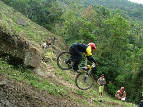 Atleta desce morro na disputa do downhill. (foto: Divulgação)