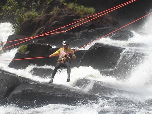 Atleta realiza rapel na cachoeira Pancada Grande. (foto: Camila Christianini/ www.webventure.com.br)